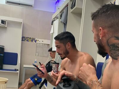 Darío Benedetto (d) y Nicolás Figal tomando tereré en el vestuario de Boca Juniors.