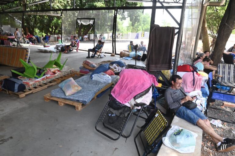 Los familiares que hacen guardia para cuidar de la salud de sus seres queridos, también se quejan del calor en el albergue del IPS. 