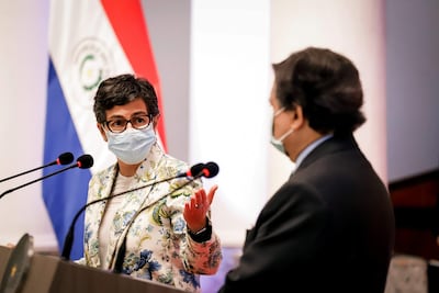 La ministra de Exteriores de España, Arancha González Laya, y su homólogo paraguayo, Euclides Acevedo, en conferencia de prensa hoy, en la sede de la Cancillería en Asunción.