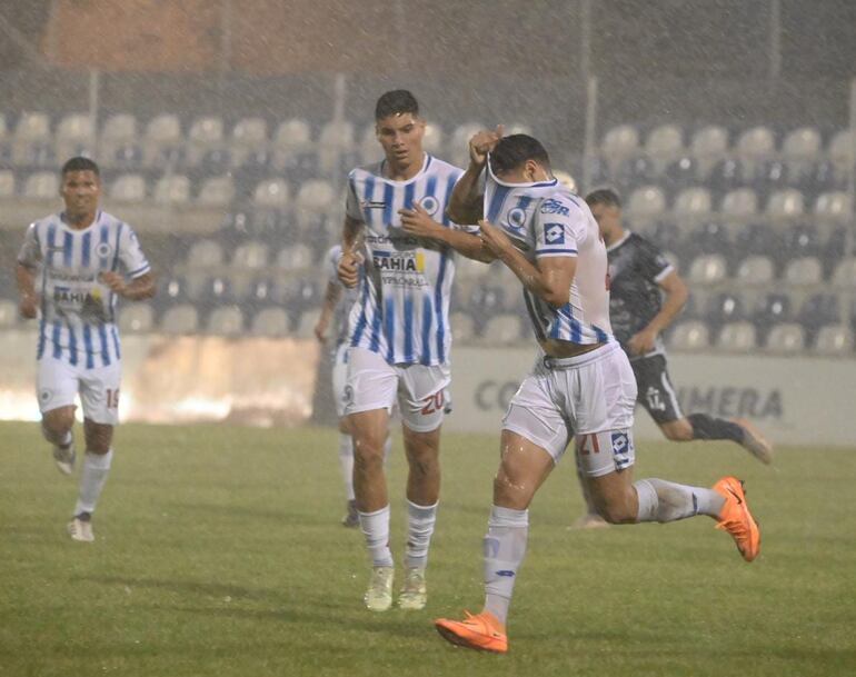 Jugadores del 12 de Octubre y Ameliano, durante la intensa lluvia en Itauguá.