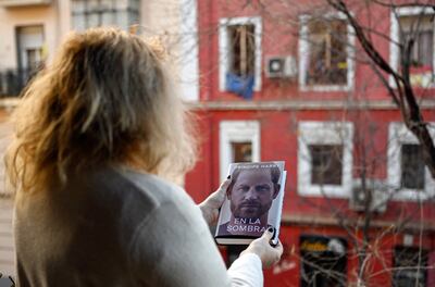 Una mujer en Madrid sostiene un ejemplar del libro autobiográfico del príncipe Enrique (Harry), titulado "En la sombra". En teoría, el libro solo se podía vender desde el 10 de enero.