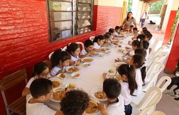 Debido a la falta de un comedor los alumnos almuerzan en las galerías