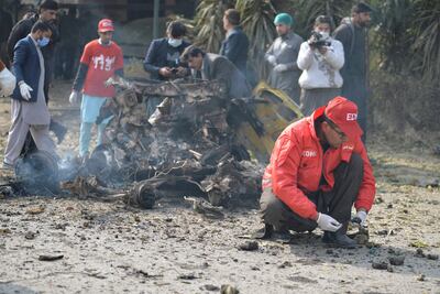 Investigadores analizan el sitio del atentado terrorista en Islamabad, este viernes.