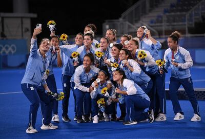 La jugadoras argentinas de hóckey femenino posan con sus medallas de plata lograda ayer.