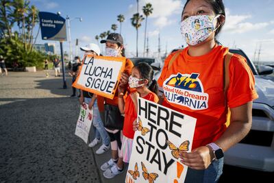 En una manifestación en San Diego, California, los participantes sostienen carteles en apoyo a la decisión de la Corte Suprema de Justicia a favor de la  Acción Diferida para los Llegados en la Infancia  (DACA).