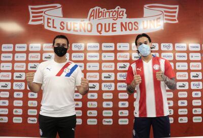 Justo Villar y Gustavo Gómez posando con las nuevas albirrojas.