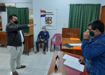 El expresidente Isidro Mercado tomó juramento como concejal al hijo de la intendenta Andresa Benítez, Carlos Méndez, de forma arbitraria para obtener mayoría en el pleno.
