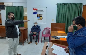 El expresidente Isidro Mercado tomó juramento como concejal al hijo de la intendenta Andresa Benítez, Carlos Méndez, de forma arbitraria para obtener mayoría en el pleno.