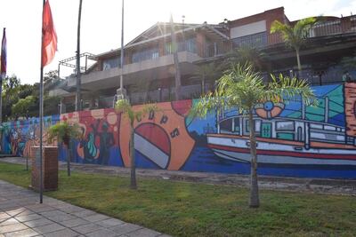 Mural conmemorativo a los 100 años del Deportivo de Puerto Sajonia, obra de Rolando Ocampos.
