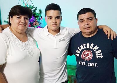 Ricardo (d) con su señora Sonia y su hijo Gabriel Osmar, en su hogar.