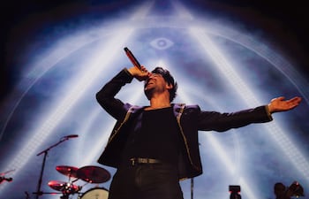 Brendon Urie, vocalista y líder de la agrupación de pop rock Panic! At The Disco.