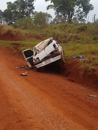 Tras el vuelco el vehículo fue a parar al costado de la calle de tierra.