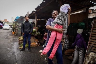 Un vendedor baila con un Judas Kai, muñeco de trapo el cual es quemado en la noche de la fiesta de San Juan, hoy, en el Mercado 4 en Asunción (Paraguay). Paraguay celebra este viernes la tradicional fiesta de San Juan con música paraguaya, comidas típicas y juegos tradicionales en el Paseo de los Yuyos del Mercado 4 en Asunción.