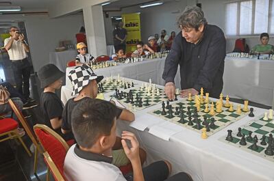 El GM Zenón Franco en las partidas simultáneas con los menudos, en nuestro diario.