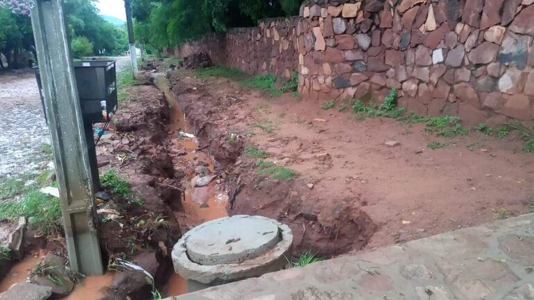 Los vecinos se quejan porque con la obra de alcantarillado dejan peligrosos zanjones en las veredas