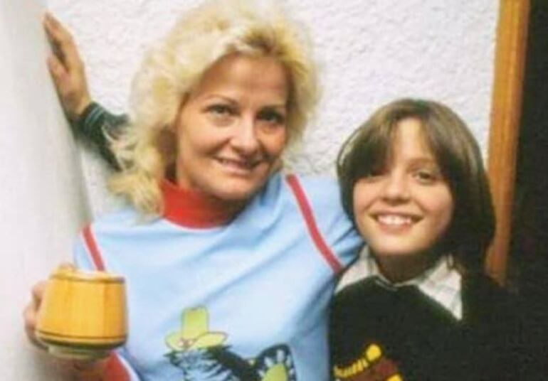 Sonrientes, madre e hijo. Marcela Basteri, y Luis Miguel, años atrás.(Instagram/Honor Marcela Basteri México)