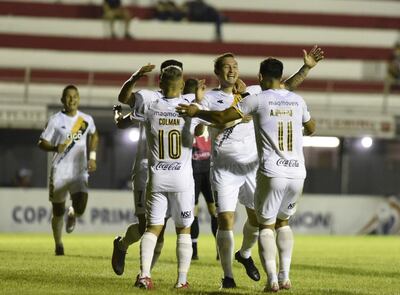 Todos van a buscar a Fernando Fernández, autor de dos goles en la goleada aurinegra anoche en Los Jardines del Kelito.