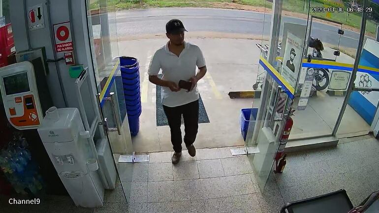 Cristhian Alberto Deleon Vera con el kepi que llevaba puesto en uno de los asaltos y ayudó a que sea identificado detenido por ser sospechoso de varios asaltos y contar con varios antecedentes y entradas a la cárcel.