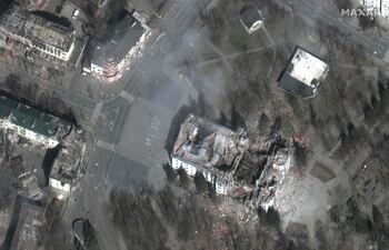 Imagen de Maxar Technologies que muestra los ataques sobre edificios de la portuaria Mariupol, Ucrania.