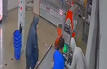 Momento del asalto a la carnicería.