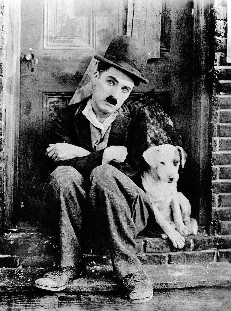 Charles Chaplin en un fotograma de su mediometraje.