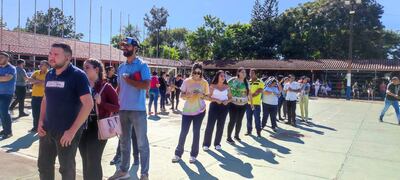 Hay quejas por la excesiva lentitud de las personas que ingresan al cuarto oscuro, ante el desconocimiento para manipular las máquinas.