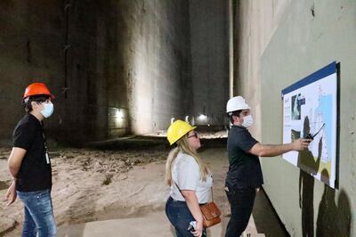 Las visitas son guiadas por funcionarios del área de relaciones públicas de la binacional.