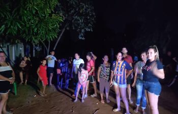 Los vecinos del territorio social San Pedro, de la compañía Mora Cue de Luque, reclamaron hoy la falta de luz hace cuatro días.