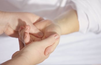 La reflexología consiste en tratar las dolencias de una persona con masajes en sus articulaciones motoras.