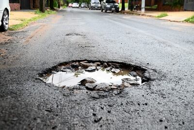 Con la lluvia "lucieron" los baches de Nenecho ayer.