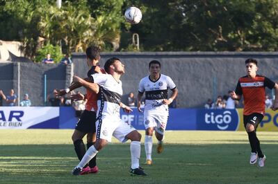 El lateral izquierdo, Ronald Guerrero, protege el esférico ante la presencia de Darío Ferreira, Diego Leguizamón observa. (Foto: APF)