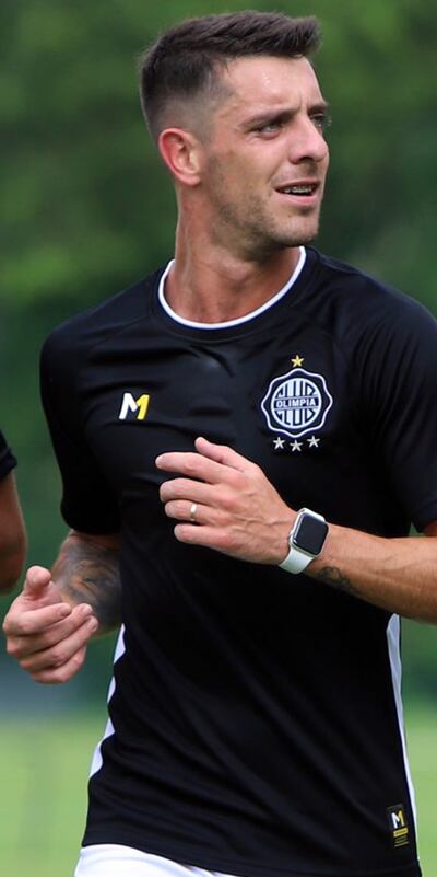 El uruguayo Alejandro Daniel Silva tiene a Ramón Sosa Acosta como el más fuerte competidor por la titularidad en el puesto
 de mediocampista derecho en Olimpia.