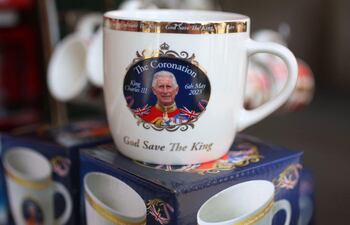 Platos con el rostro de Carlos III, paños de cocina y bolsitas de té conmemorativas llenan las vitrinas de los comercios situados tras el Palacio de Buckingham, listos para hacer negocio con la primera coronación de un monarca británico en 70 años.