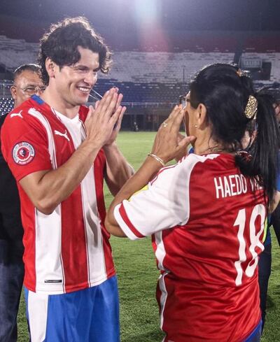Nelson Haedo Valdez recibiendo la bendición de su madre, doña Sivlia, en su partido de despedida del fútbol profesional.