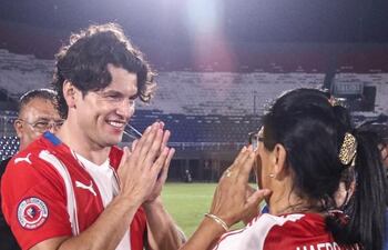 Nelson Haedo Valdez recibiendo la bendición de su madre, doña Sivlia, en su partido de despedida del fútbol profesional.