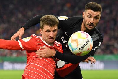 Thomas Mueller (i), del Bayern Munich, disputa el balón con Manuel Gulde, del Friburgo.