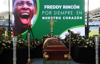 El féretro con los restos de Freddy Rincón durante el velatorio en el estadio Pascual Guerrero de Cali.