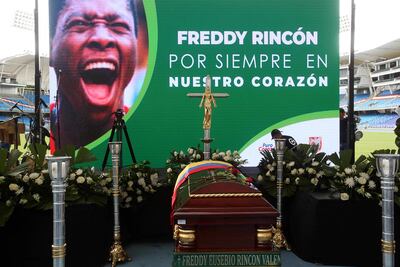 El féretro con los restos de Freddy Rincón durante el velatorio en el estadio Pascual Guerrero de Cali.