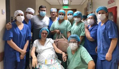 Los padres de los quintillizos y el equipo de salud que ayudó para el alumbramiento múltiple.