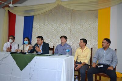 El intendente de San Juan Bautista, Misiones, José Luis Benítez (ANR) (3º) informó que unos 60 jornaleros fueron descontratados. Ya no hay forma de pagar por falta de dinero.