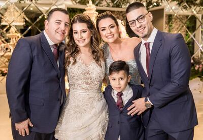 La cumpleañera con sus padres y hermanos.