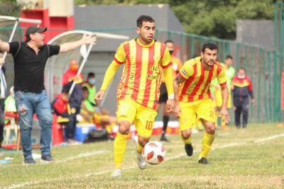 Edgar Balbuena (10) y Miguel Busto (2), los jugadores de Martín Ledesma, el puntero de la Primera B.