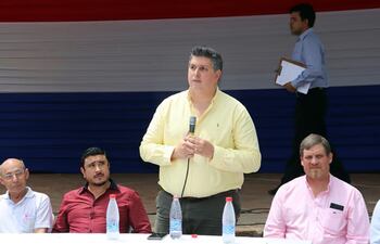 El intendente de Caapucú, Carlos Romero (PLRA); el intendentable colorado Gustavo Penayo; el diputado Martín Samaniego (procesado), y el presidente de la Essap, Natalicio Chase, en el acto.
