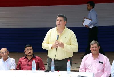 El intendente de Caapucú, Carlos Romero (PLRA); el intendentable colorado Gustavo Penayo; el diputado Martín Samaniego (procesado), y el presidente de la Essap, Natalicio Chase, en el acto.