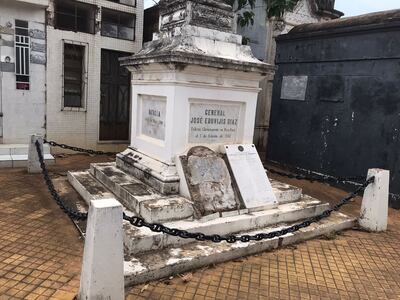 Una placa de bronce fue arrancada de la tumba del general José Eduvigis Díaz, héroe de la batalla de Curupayty.