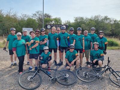 Los ciclistas tomaron un descanso para conocer el museo a cielo abierto "López De Filippi". El domingo pretenden llegar a Carmelo Peralta.