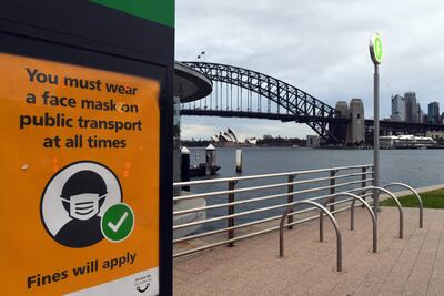 Un cartel advierte que es necesario usar mascarilla todo el tiempo, en Sidney (Australia), en el muelle de ferrys.