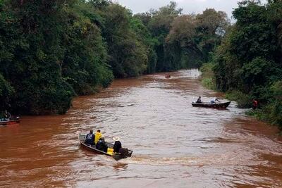 Lugareños y bomberos voluntarios de dos localidades se sumaron al operativo de búsqueda que permitió encontrar el cuerpo.