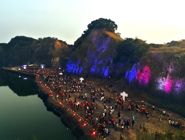 En Semana Santa, en el cerro Ñemby se realizan representaciones de la Pasión y Muerte de Jesucristo. Atrae a miles de personas cada año.