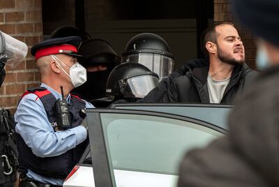 El rapero Pablo Hasel (R) arrestado por la Policía en la Universidad de Lleida, a 150 kms de Barcelona.